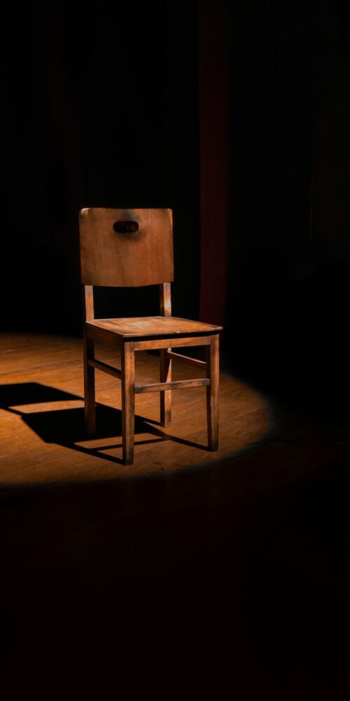 Bos sandalye sessizlik