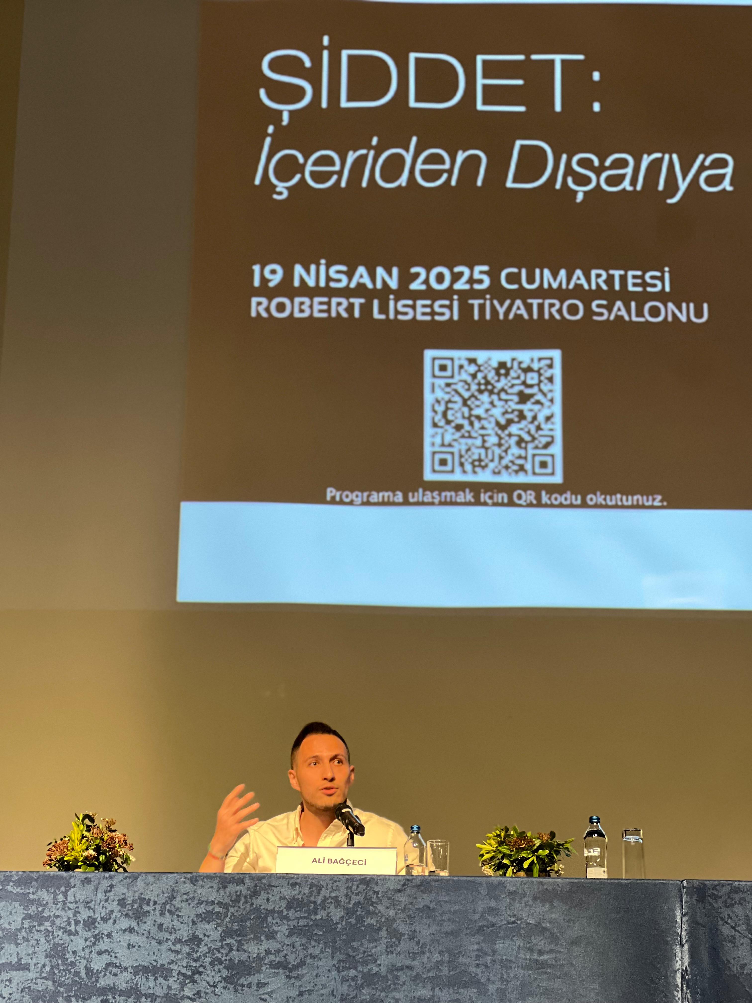 Ali Bağçeci, Robert Kolej 18. Okul ve Psikanaliz Sempozyumu kürsüde